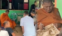 “หลวงปู่ศิลา” มาเยี่ยมคุณยาย ผู้มีบุญคุณ 20 ปีก่อน แห่สาธุซูมบ้านเลขที่