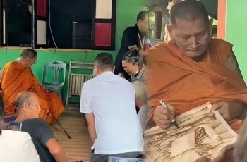 “หลวงปู่ศิลา” มาเยี่ยมคุณยาย ผู้มีบุญคุณ 20 ปีก่อน แห่สาธุซูมบ้านเลขที่