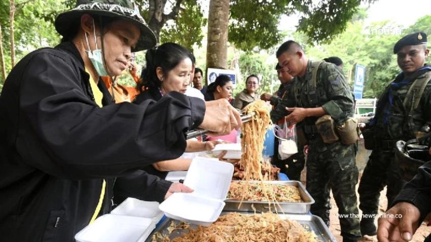 พ่อค้าส้มตำปิดร้าน ยกครัวเลี้ยงทหารชายแดนปราสาทตาเมือนธม